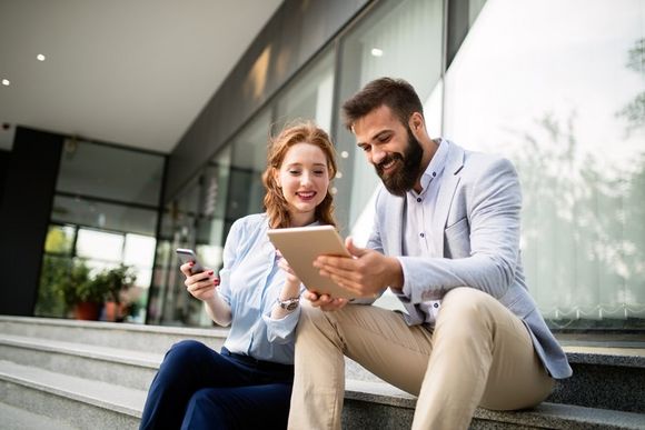 Mitarbeiter besprechen Zwischenergebnis bei agilem Projektmanagement