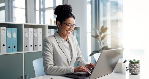 Berufliche Weiterbildung - Frau am Laptop